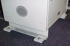 機械の転倒を防止