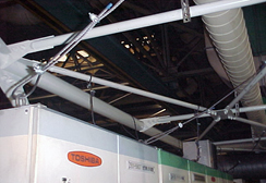 機械の転倒を防止